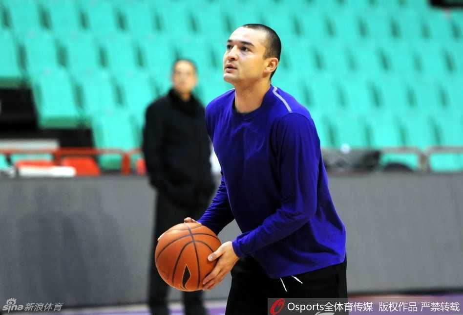 西热力江与古德洛克训练中认真沟通，新疆飞虎外线双枪蓄势待发