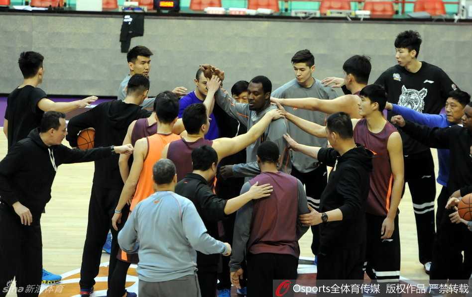 辽宁双塔韩德君杨鸣认真备战，郭士强与郭艾伦、哈德森在场边从容观训