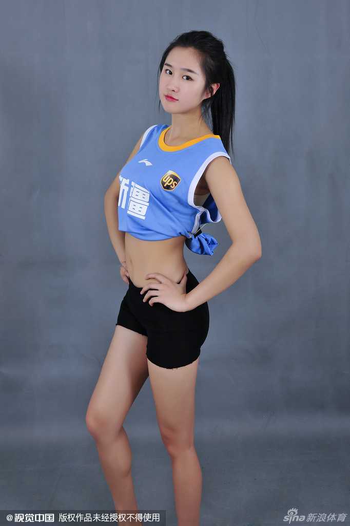 天山玫瑰绽放赛场,阳光少女共贺新疆男篮五连胜 看台上的少女头戴新疆队标志性的发带,手托下巴,神情专注地盯着赛场,纯净的眼神中充满了对主队下一次进攻的期待。