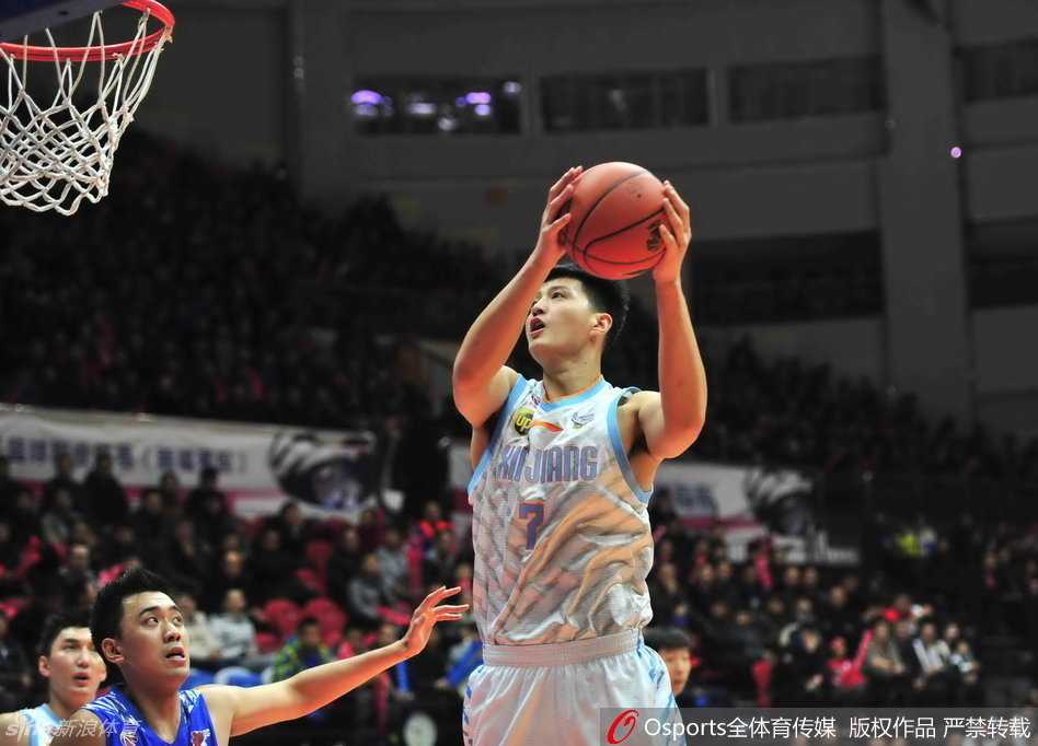 可兰白克-马坎三分出手瞬间，手指轻柔拨球，眼神充满自信，篮球在空中划出完美弧线。