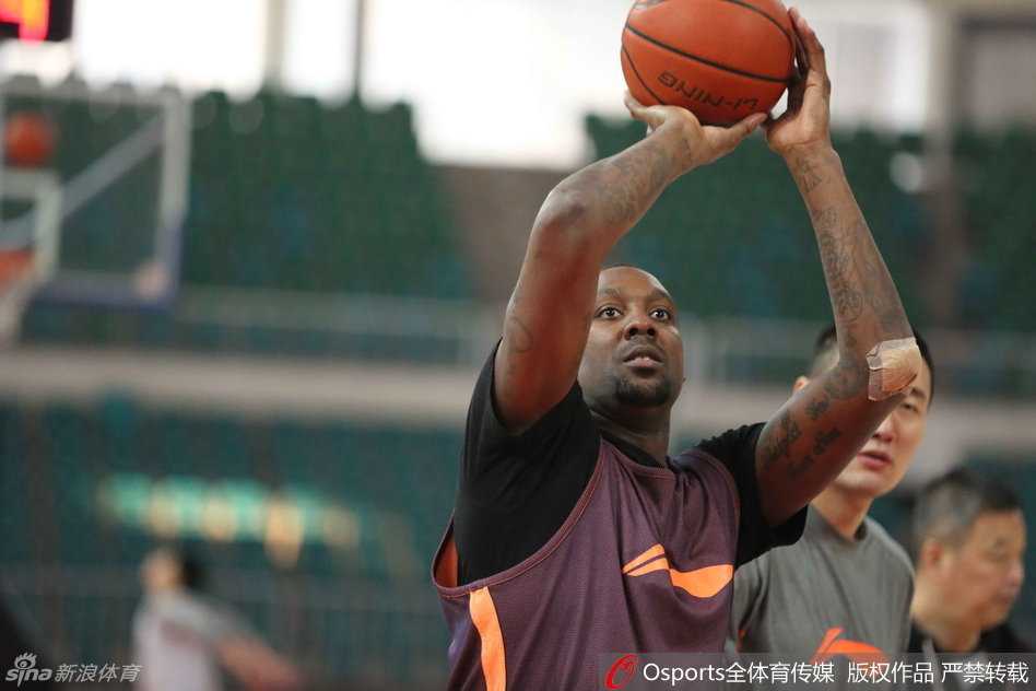 李根在底角连续命中三分后握拳轻吼，手臂肌肉线条分明，脸上写满了自信，仿佛在宣告自己就是球队最值得信赖的板凳匪徒。