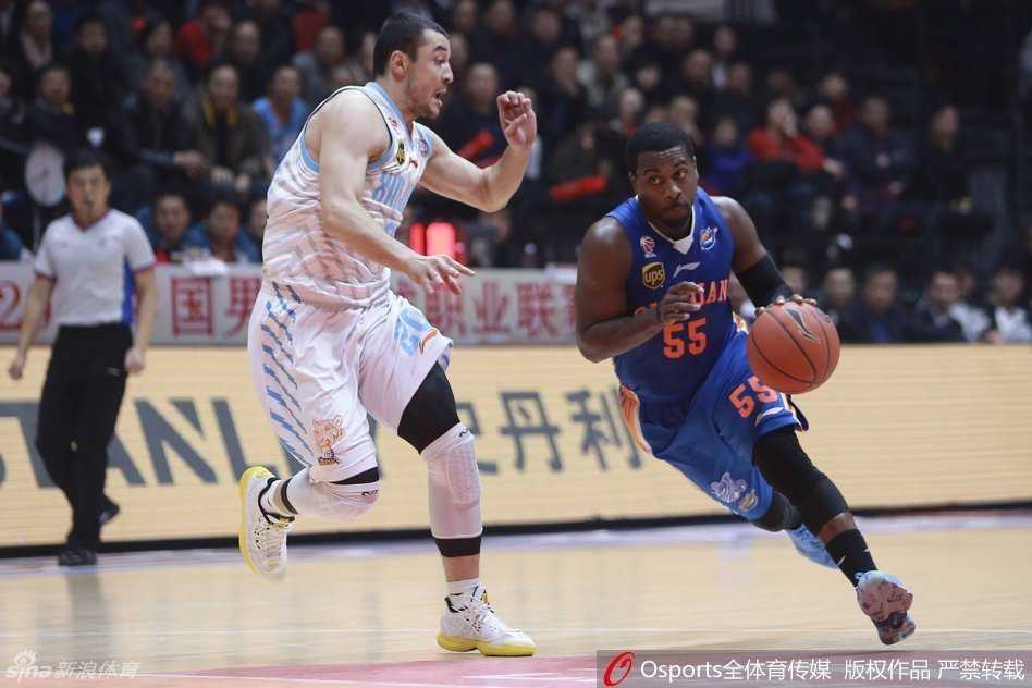 伊朗巨塔哈达迪在比赛最后时刻竖起食指，做出标志性的“Number One”手势，向全场展示着新王的霸气，宣告四川男篮正式进军总决赛。