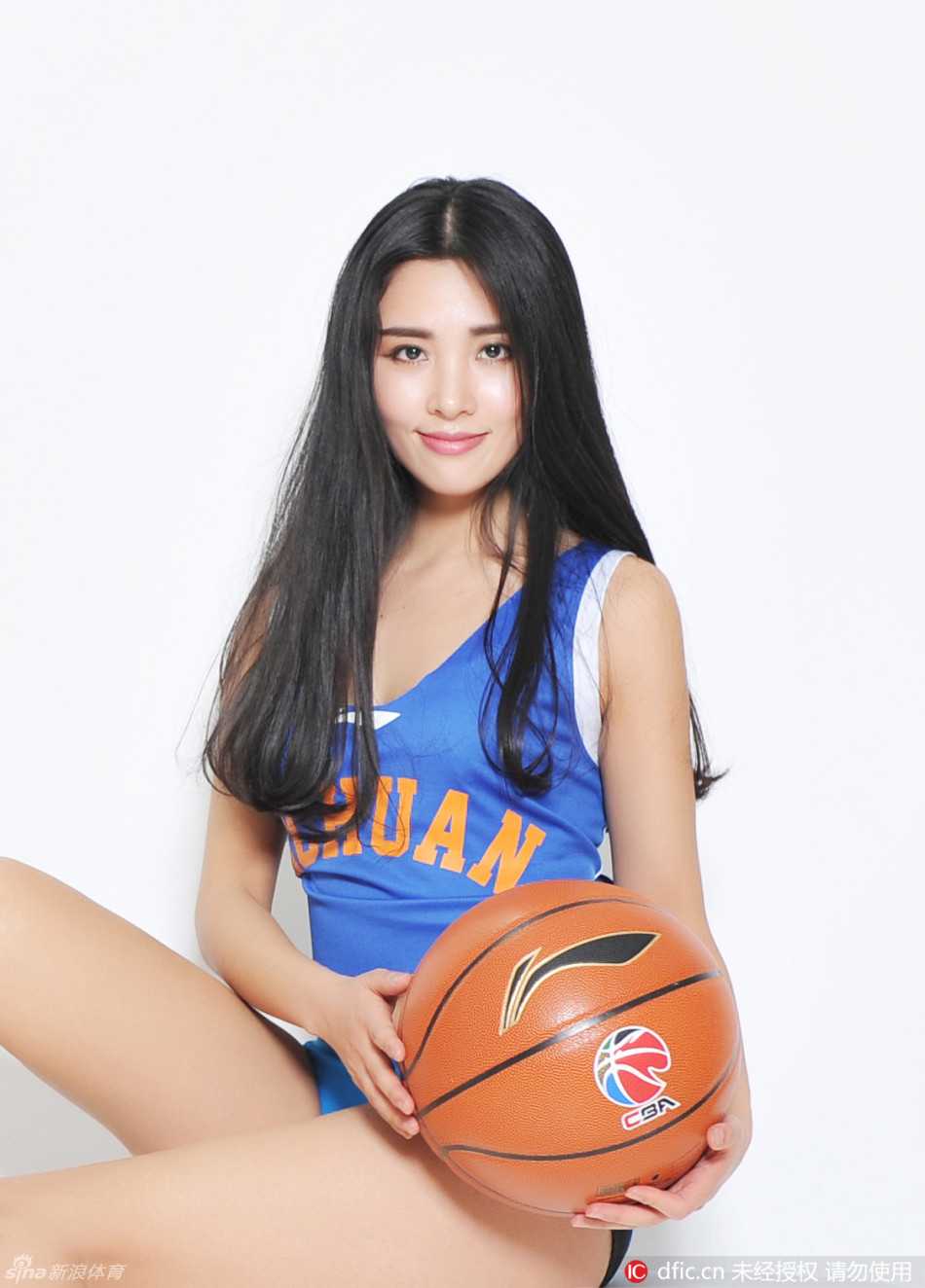 天府娇娃舞动金强梦,见证冠军归蜀夜 夺冠之夜,篮球宝贝们换上特制的金色短裙,在漫天飘落的金色彩带中手拉手向球迷鞠躬致意,修长笔直的双腿在聚光灯下闪耀着健康的光泽,她们的笑容比奖杯还要灿烂