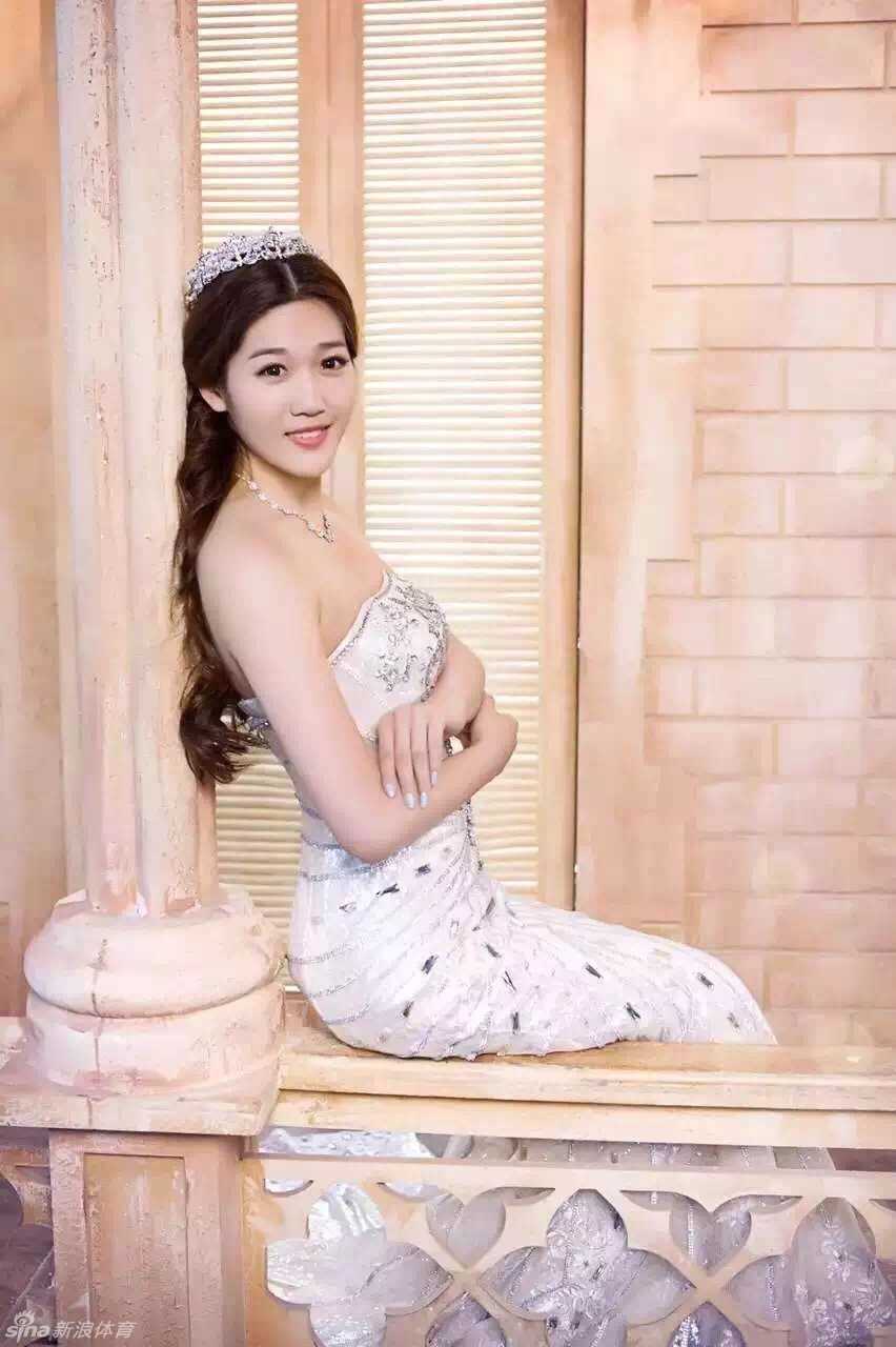 天津排篮侠侣十年长跑 李莹与徐磊的爱情冠军路 李莹身着一袭洁白婚纱,在海边礁石上优雅伫立,海风轻拂她的发丝,这位在赛场上以