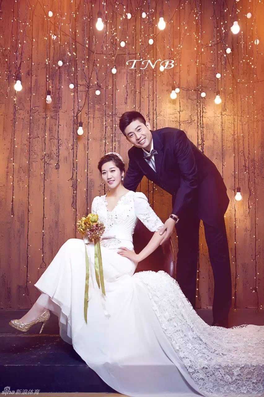 天津排篮侠侣十年长跑 李莹与徐磊的爱情冠军路 夕阳的余晖洒在沙滩上,李莹和徐磊手牵手赤脚漫步,镜头捕捉到了两人回头一笑的瞬间,画面充满了日常生活里的烟火气和松弛感