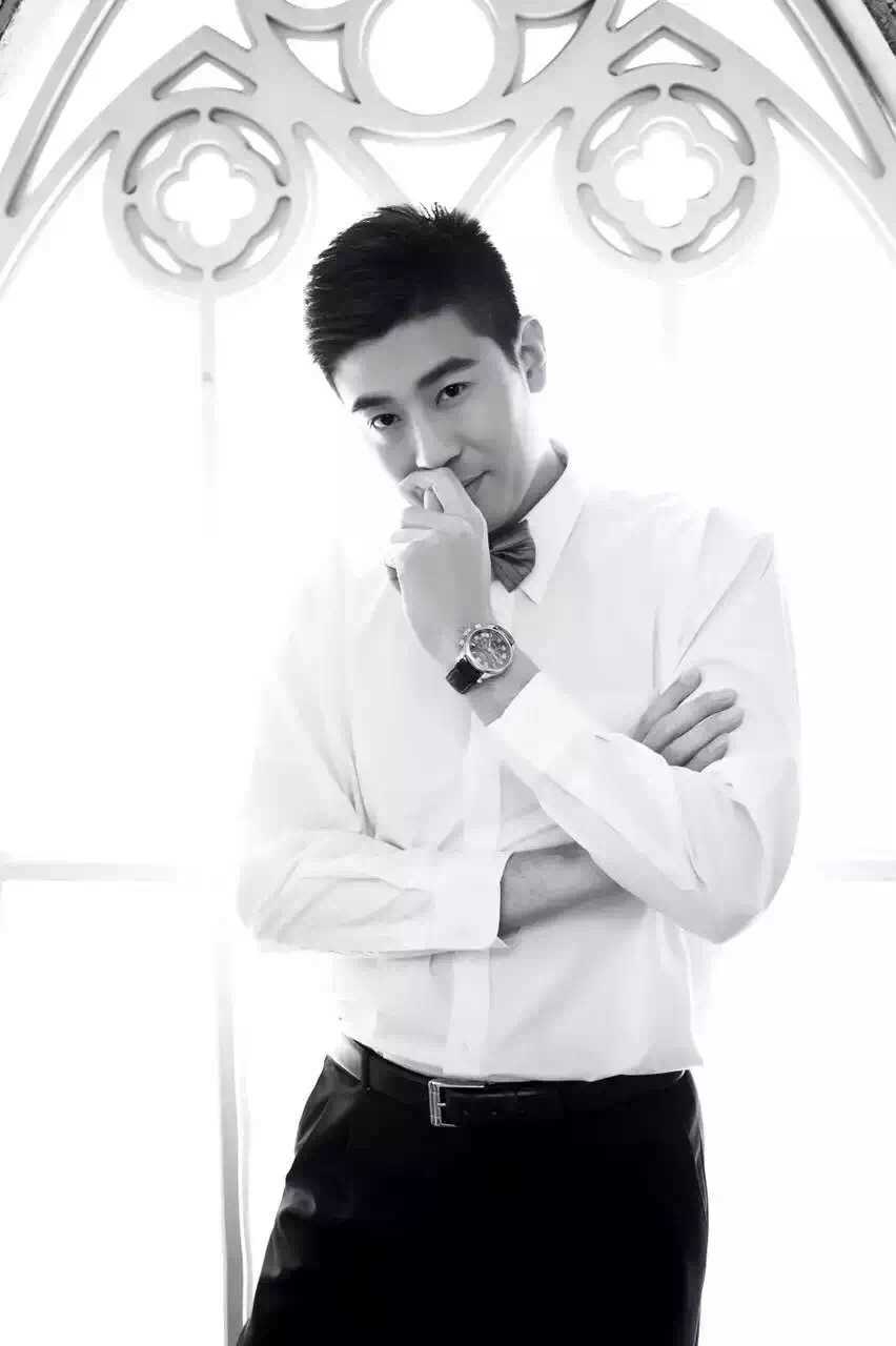 天津排篮侠侣十年长跑 李莹与徐磊的爱情冠军路 徐磊身穿笔挺西装,与穿着婚纱的李莹在海边深情相拥,身后是无垠的蓝色海面,仿佛象征着他们未来生活的宽广与无限可能