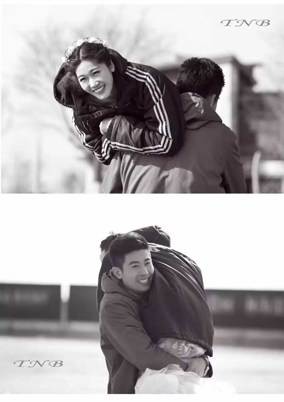 天津排篮侠侣十年长跑 李莹与徐磊的爱情冠军路 在这张温馨的特写中,徐磊深情地亲吻李莹的额头,李莹闭眼微笑,两人虽未看向镜头,但幸福感几乎要从画面中溢出,完美诠释了