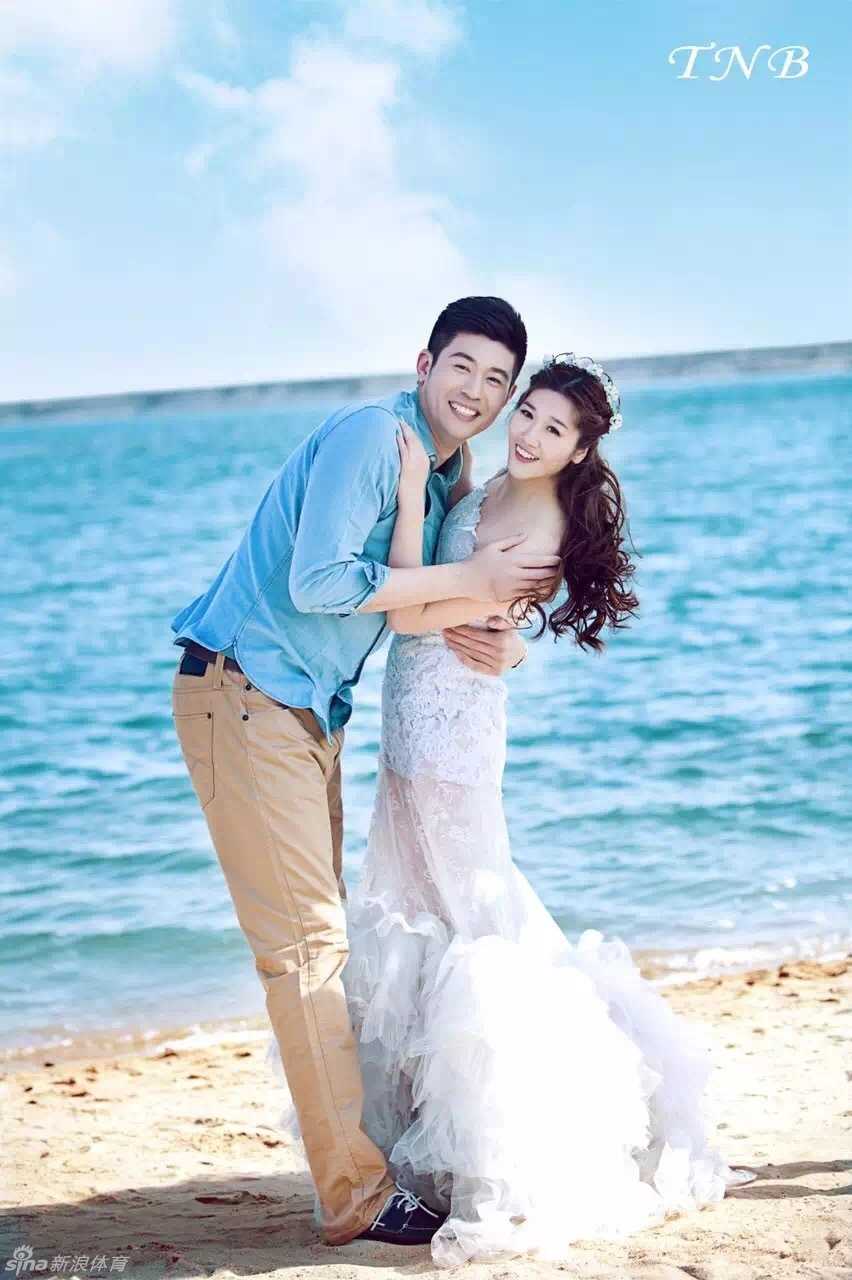 天津排篮侠侣十年长跑 李莹与徐磊的爱情冠军路 徐磊从背后轻轻环抱着李莹,两人穿着简约的情侣装在树林的逆光下显得格外唯美,高大的徐磊将头轻靠在李莹的肩上,展现出铁汉柔情的一面