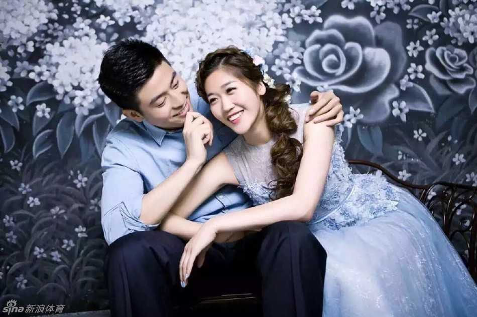 天津排篮侠侣十年长跑 李莹与徐磊的爱情冠军路 身高差28厘米的甜蜜定格,排球女将李莹在篮球硬汉徐磊的怀中显得格外娇小,两人相视而笑,眼里满是对未来生活的憧憬