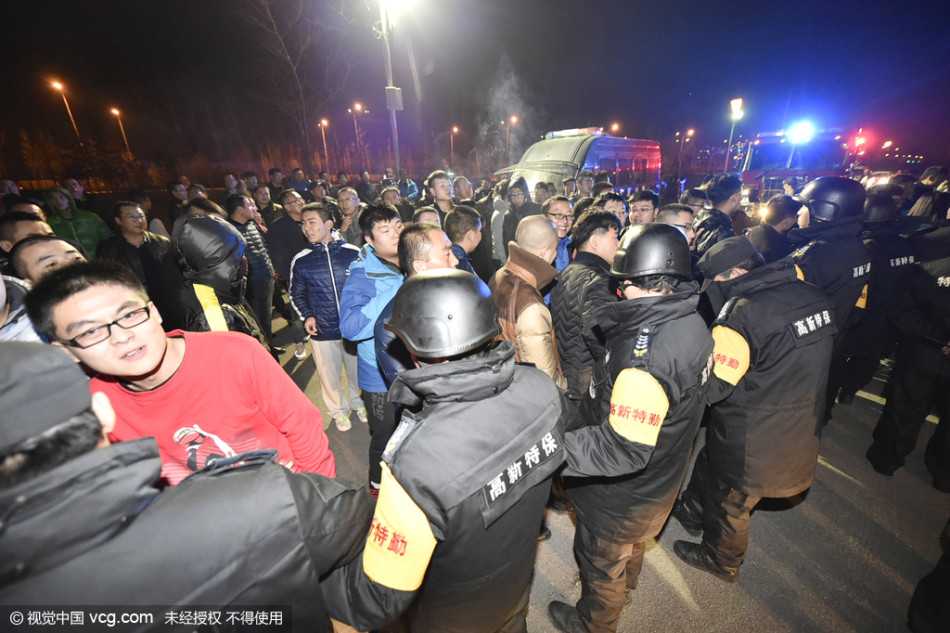 太原寒夜·人墙之后:回望京晋大战的激情与秩序 多名安保人员形成扇面包夹之势,用身体组成一道密不透风的移动屏障,紧紧拦在情绪高涨的球迷前方,手臂高高抬起,仿佛在无声地告诫:请止步于此,让激情留在看台。