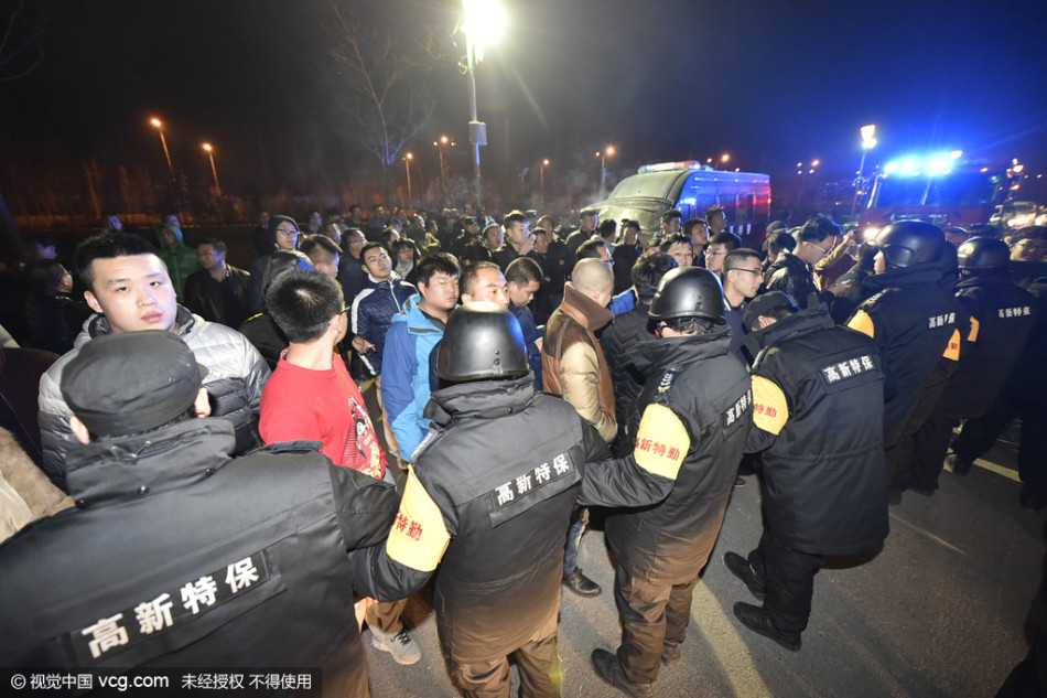 太原寒夜·人墙之后:回望京晋大战的激情与秩序 决战时刻,身着荧光黄背心的安保人员筑起一道紧密的移动长城,他们的手臂相互联结,用身体作为隔离带,将场上刚结束激烈对抗的球员与看台上情绪高昂的球迷暂时分隔在两个世界。