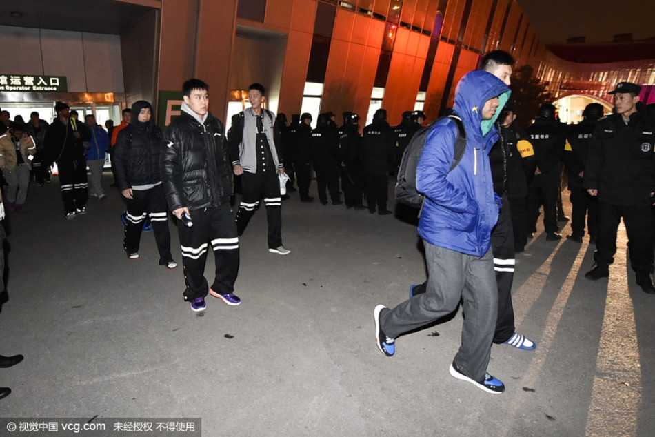 太原寒夜·人墙之后:回望京晋大战的激情与秩序 山西体育中心外,夜色已深,但众多身穿山西队队服的球迷依旧聚拢在广场上久久不愿散去。他们的目光望向球员通道的方向,眼神里混合着不甘、期待与对主队深沉的爱,仿佛在等待一个迟来的拥抱。