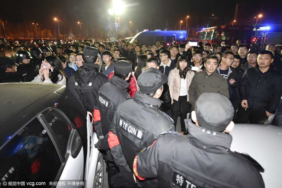 太原寒夜·人墙之后:回望京晋大战的激情与秩序 昏黄的灯光下,山西主场外的安保人员列队而立,结束了整晚高度紧张的工作。他们身后的球馆灯火通明,而他们的身影却融入夜色,正是这群默默无闻的守护者,用整夜的辛劳换来了赛后的基本秩序与平安。