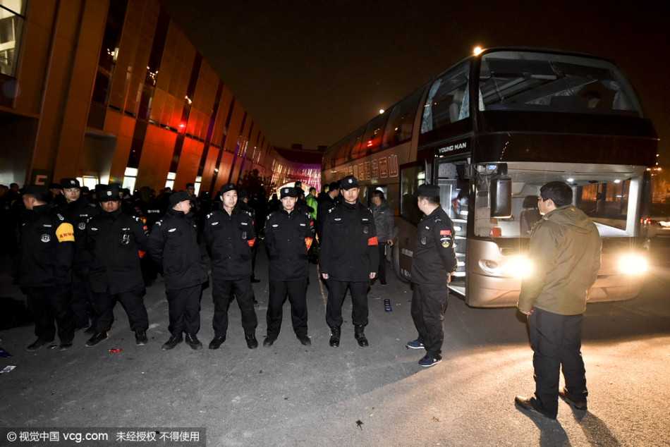 太原寒夜·人墙之后:回望京晋大战的激情与秩序 通道尽头,北京首钢队的球员们神情冷峻,鱼贯而出。他们穿过由安保人员严密把守的狭窄通道,脚步匆匆,身后是尚未散去的喧嚣,前方是载着他们离开的大巴车。