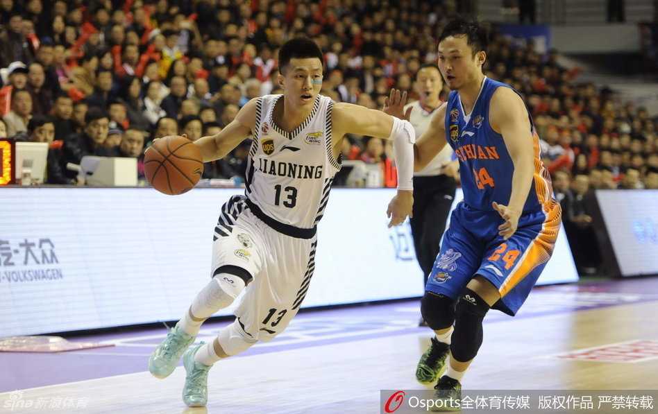 在成功的赛季背后，也有轻松温馨的时刻，王汝恒与可爱的吉祥物合影，留下了这张充满趣味的赛季写真。