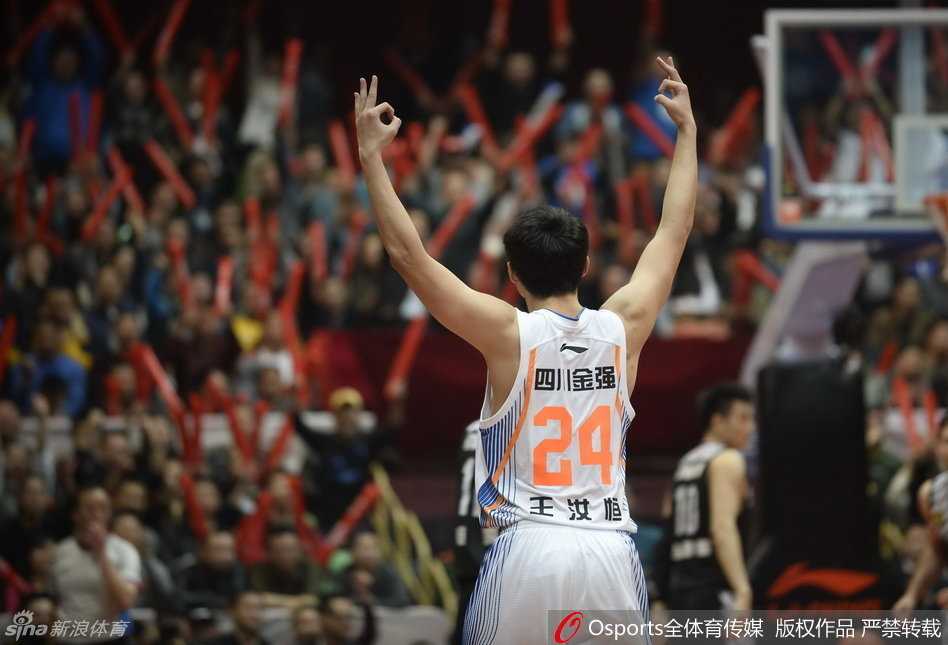 面对辽宁内线屏障周琦的封盖，王汝恒毫无惧色，毅然决然地选择强行上篮，展现出必胜的决心和强硬的进攻态度。