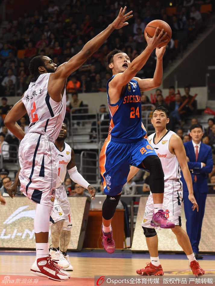 镜头下的王汝恒面容清秀，眼神中却透着超越年龄的坚毅，这张赛季写真记录下了他冠军赛季的专注与决心。