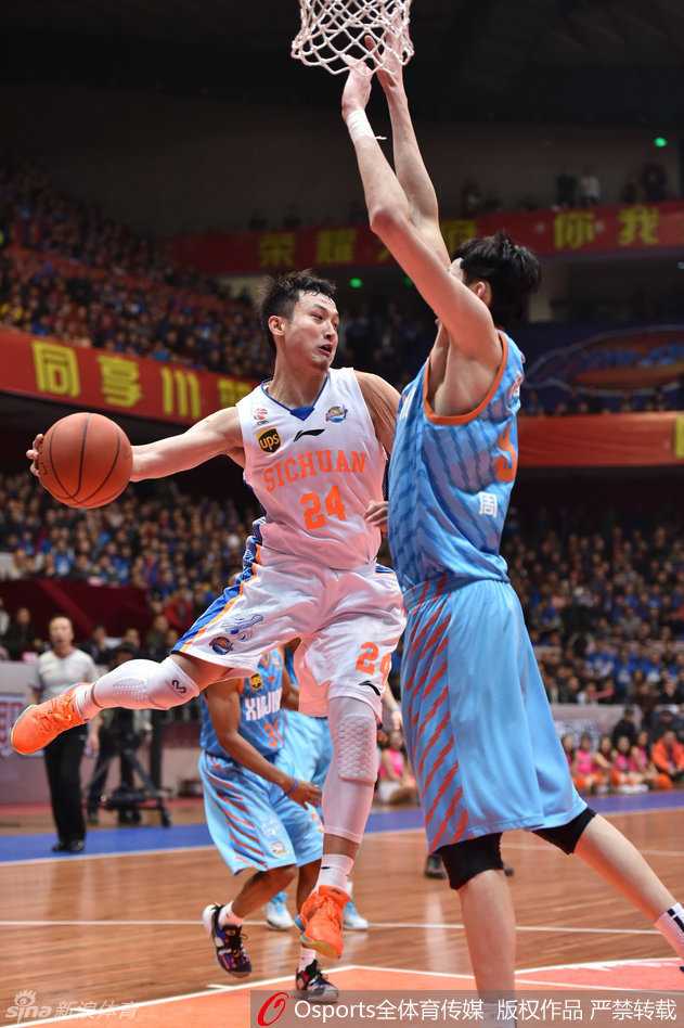 比赛中的王汝恒眼神专注，他正严密贴身防守辽宁核心郭艾伦，寸步不让，这是他全场拼搏精神的一个缩影。