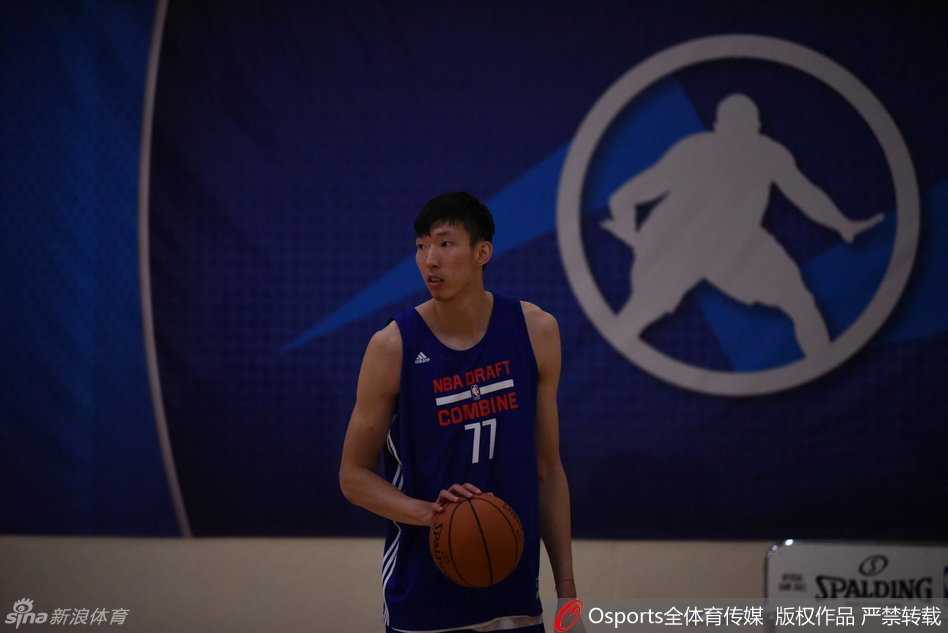 在四分之三场地冲刺跑中，周琦作冲刺跑，身姿矫健，像一道移动的长城，迅捷地掠过球场的木质地板。