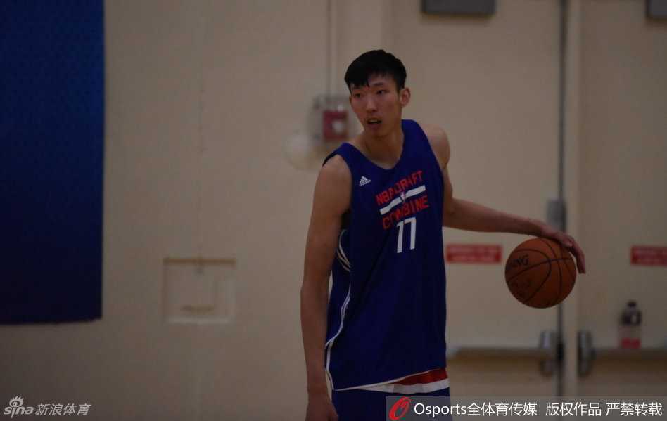 周琦在无人防守的情况下轻松自如地运球推进，虽然身为大个子，但他的控球技术扎实，眼神中透露出与年龄不符的沉稳。
