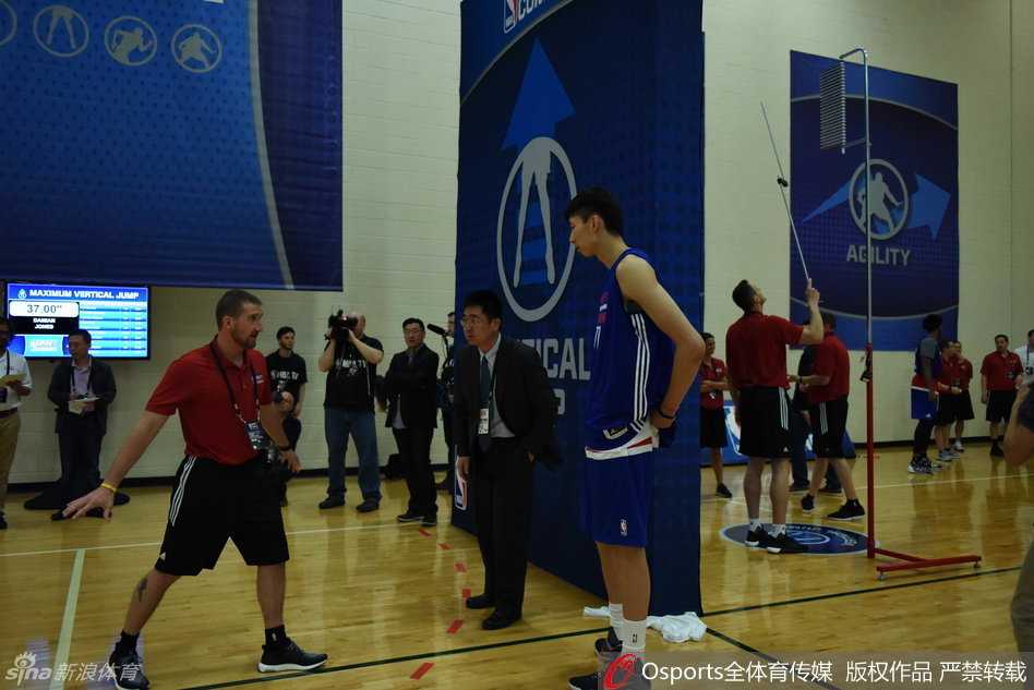 在对抗投篮环节，周琦在对手的干扰下依然保持稳定，从容地完成罚篮，动作标准且自信满满。