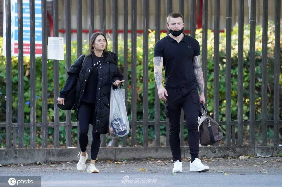 户外排练间隙，皮蒂做出一个俏皮的舞蹈手势，搭档被他的幽默逗笑，现场氛围轻松愉快。