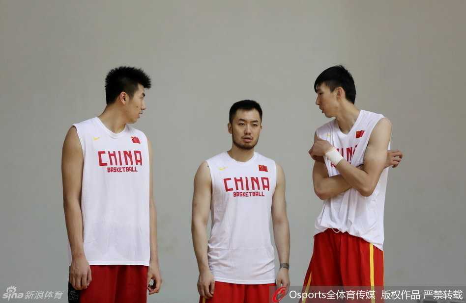 李慕豪在力量训练中咬紧牙关，汗水布满额头，每一块肌肉都写满了投入