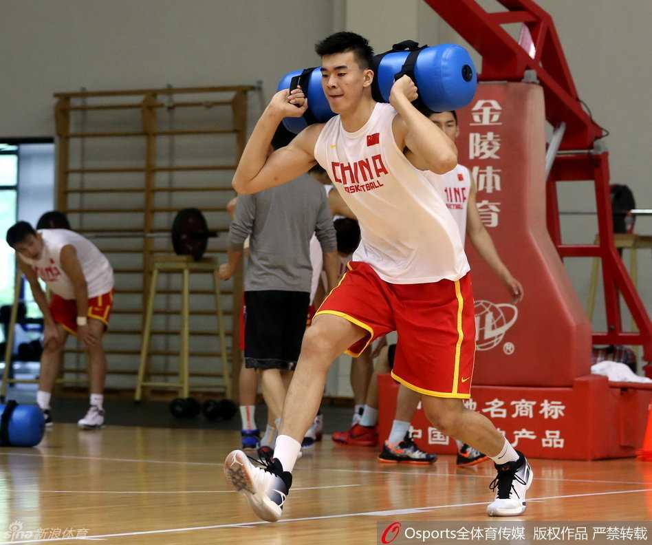 翟晓川在一次防守滑步后稍作喘息，眼神依然紧盯着教练手中的战术板