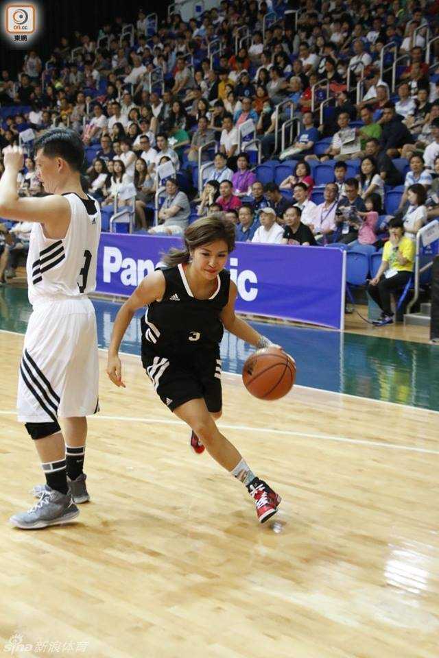 女神爱公牛:36E乳神陈伟琪的傲人球场留影 在维园球场,陈伟琪与友人进行激烈的球场激战。她运球突破时神情专注,身体的对抗与技术的运用丝毫不落下风,健康的肤色在汗水映衬下闪闪发光。