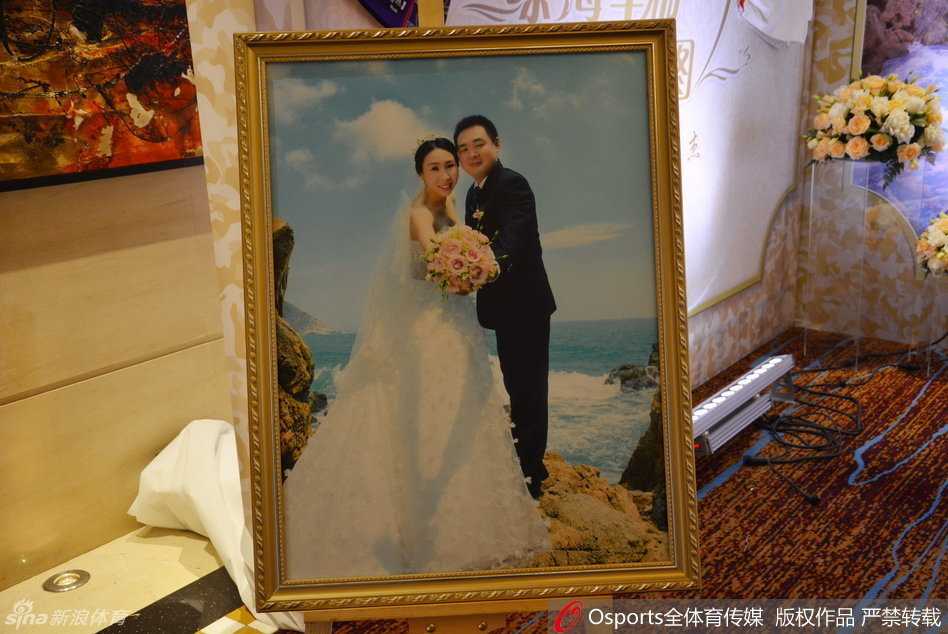 在婚礼合影区，苗立杰和胡海涛被一群高挑的女篮队员们簇拥在中间，大家手里拿着彩色气球，对着镜头开心比耶，画面充满了大长腿家族的欢乐与活力。