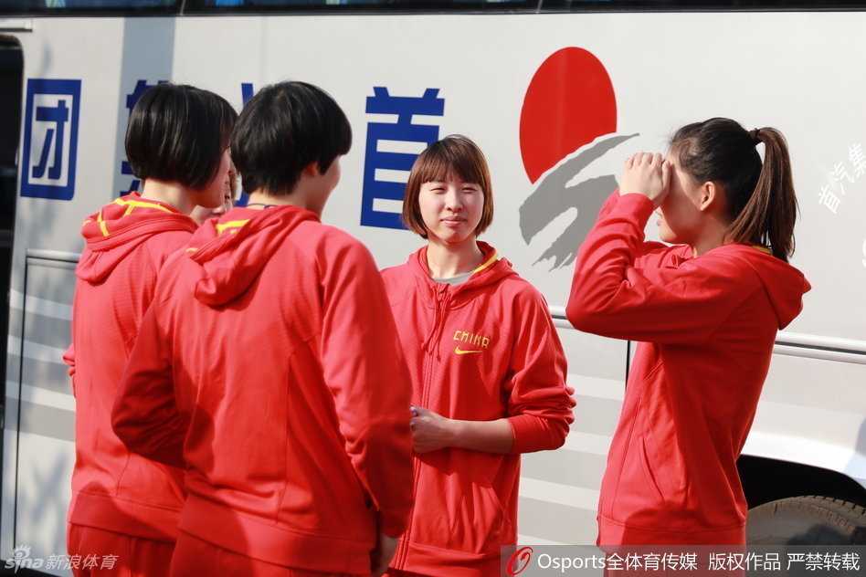 拖着沉重行李箱的李梦，依然不忘对着镜头摆出可爱的剪刀手，脸上洋溢的笑容仿佛在说“出发喽，比赛加油！”。