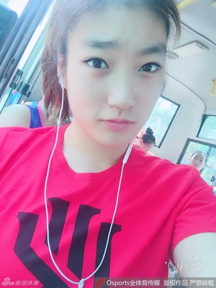 李梦站在街头，随性地撩动发丝，回眸一笑的瞬间被镜头捕捉，眼中闪烁着星辰般的光芒，显得俏皮又灵动。