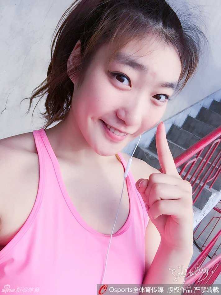 午后慵懒的光线下，李梦扎起丸子头，露出光洁的额头，她双手托腮，眼神中带着一丝对未来的憧憬与无邪。