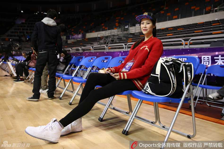 女篮名将许诺亮相全明星赛,长腿抢镜与孟达自拍获赠王治郅签名 身高1米96的许诺坐在全明星赛场边,一双长腿十分抢镜,她对着镜头俏皮地比出标志性的剪刀手,笑容灿烂如花