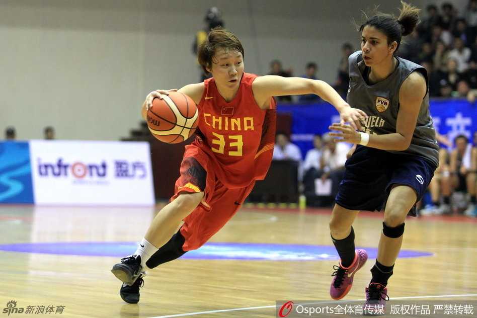 女篮中锋背身强打，篮下技巧稳扎稳打