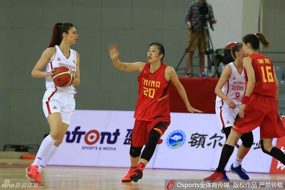 主教练马赫在场边激情指挥，双手拢在嘴边向场内队员传达着最新的战术指令。