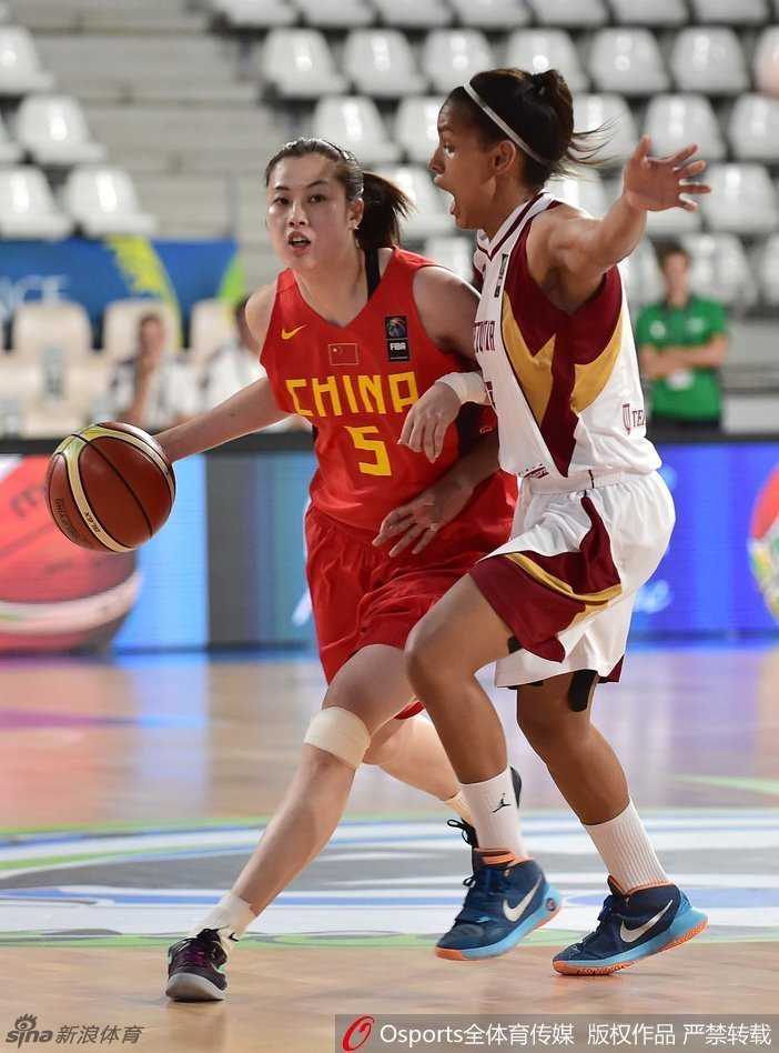 女篮热血赛场:从陈楠勾手到群星闪耀的顽强防线 孙梦然腾空跃起,张开双臂犹如空中长城,奋力封盖对手的投篮瞬间。