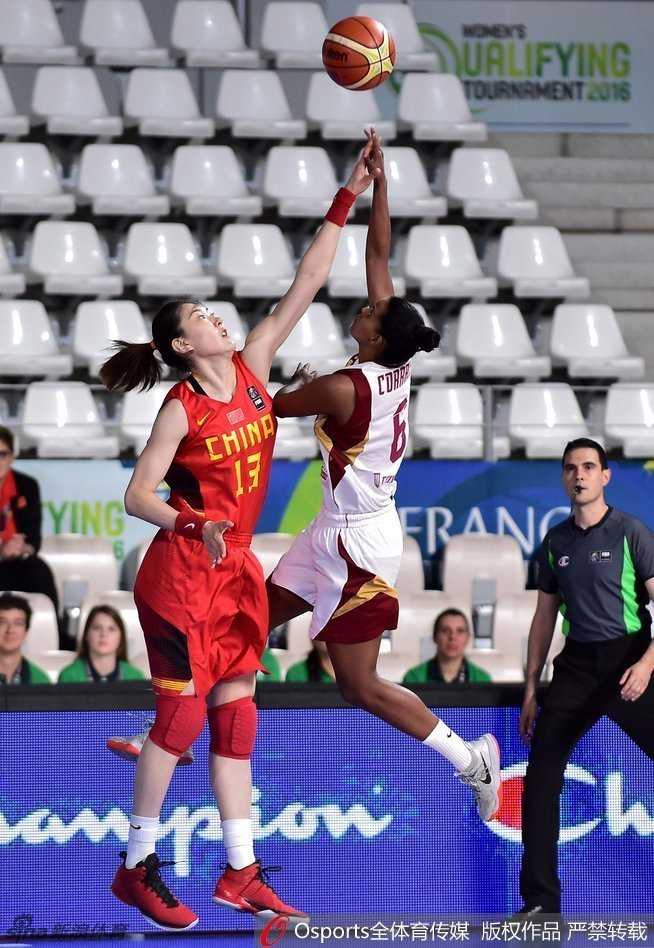 女篮热血赛场:从陈楠勾手到群星闪耀的顽强防线 赵志芳以小打大,无畏对抗,在长人丛中强行起跳上篮造成杀伤。