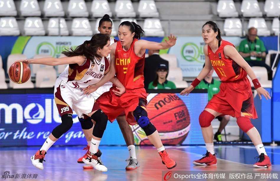 女篮热血赛场:从陈楠勾手到群星闪耀的顽强防线 黄红玭在内线展现强大力量,背身强打,转身勾手一气呵成霸气十足。