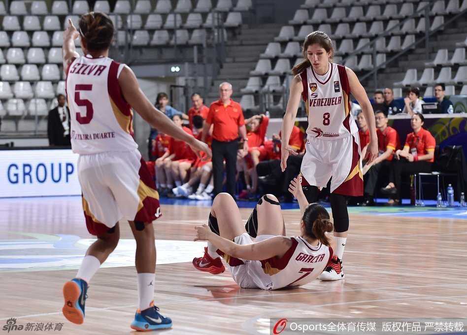 女篮热血赛场:从陈楠勾手到群星闪耀的顽强防线 主教练宫鲁鸣在暂停期间手持战术板,神情专注地向弟子们面授机宜布置战术。