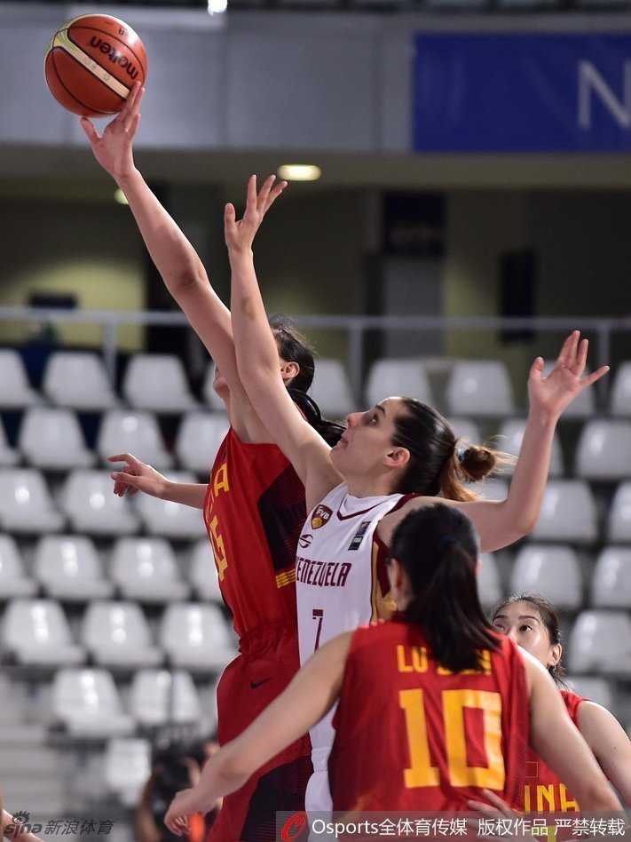女篮热血赛场:从陈楠勾手到群星闪耀的顽强防线 球员奋不顾身飞身扑向场外救球,展现了极高的职业素养和拼搏精神。
