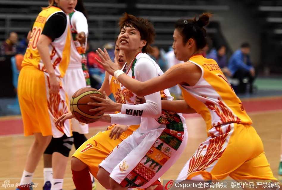 女篮烽火照边城 叶琳娜血战不退写传奇 新疆女篮的快速反击中,彭诗晴如闪电般撕裂上海队的防线,腾空上篮的瞬间,整个球馆的空气仿佛都为之凝固,只为等待皮球入筐的清脆响声。