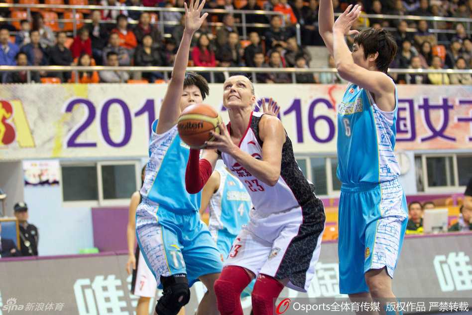 女篮烽火照边城 叶琳娜血战不退写传奇 面对露雯滴水不漏的贴身紧逼,江苏队的陈晓佳犹如芭蕾舞者般轻盈转身,寻觅到稍纵即逝的上篮空间,指尖轻柔一挑,皮球应声入网。