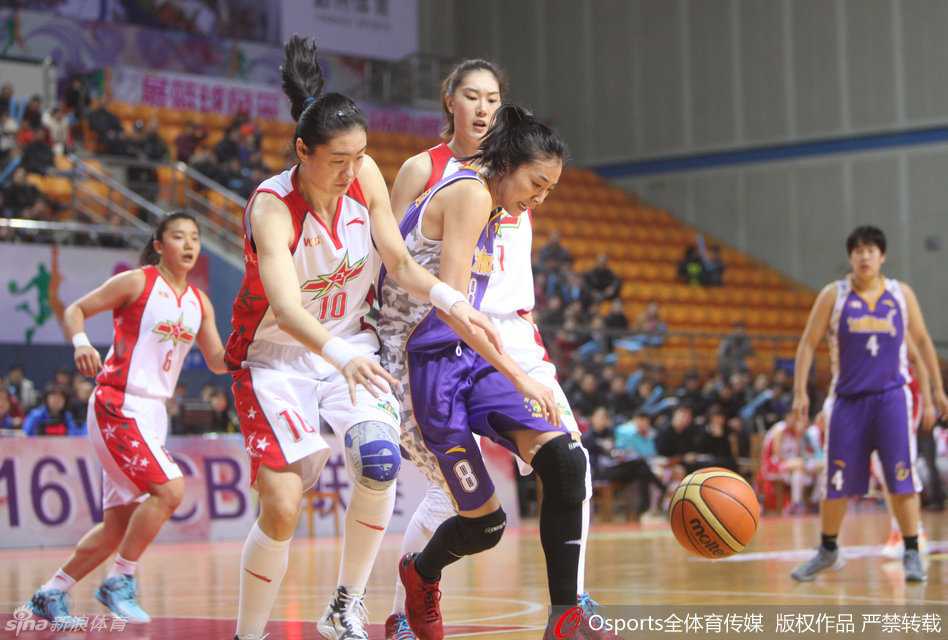 女篮烽火照边城 叶琳娜血战不退写传奇 黄品臻如灵蛇出洞,一个变向晃过防守者,眼神坚毅地穿透上海队的防线,下一秒,她手中的皮球就将如精确制导的导弹般传给空位的队友。