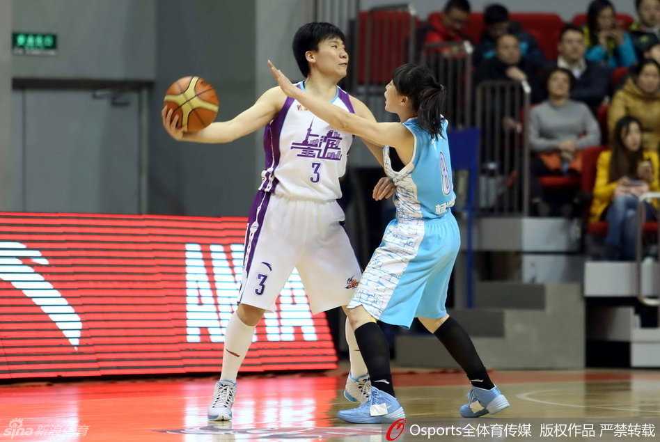 女篮烽火燃动WCBA赛场 众星闪耀第33轮激战 仙杨-帕克在罚球线上稳稳出手,全场目光聚焦于她,这一球关乎着球队逆转的希望。