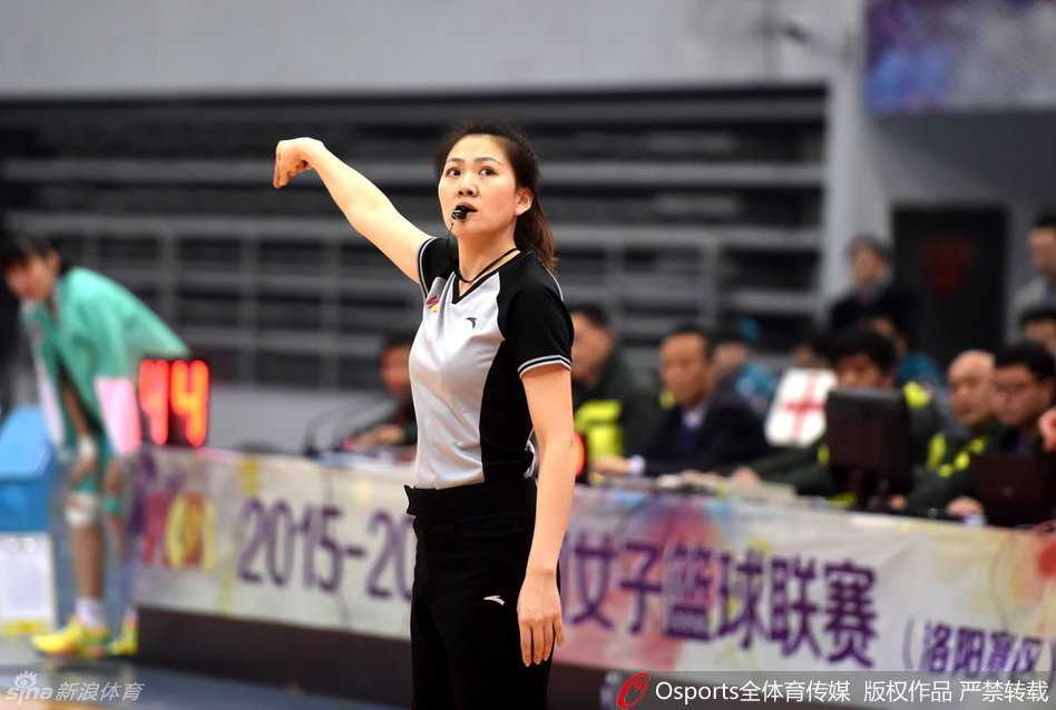 女篮烽火燃动WCBA赛场 众星闪耀第33轮激战 彭诗晴面对防守球员,毫不犹豫地干拔跳投,皮球在空中划出一道美丽的弧线直奔篮筐。