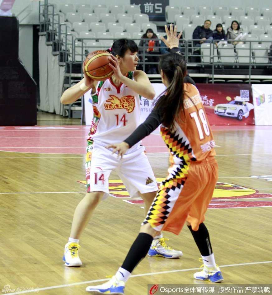 女篮烽火燃动WCBA赛场 众星闪耀第33轮激战 裁判员在全神贯注地观察场上局势,手势果断利落,白皙的脸庞在赛场灯光下显得格外英气逼人。