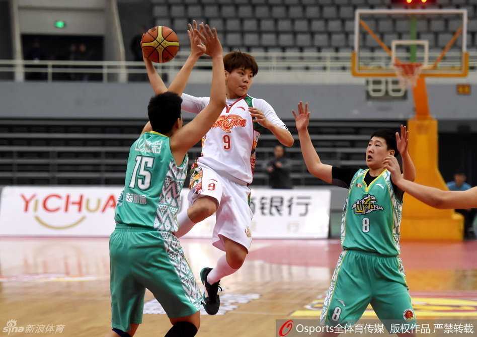 女篮烽火燃动WCBA赛场 众星闪耀第33轮激战 河南队黄品蓁运球推进,眼神坚定地观察队友跑位,随时准备送出致命一传发动反击。