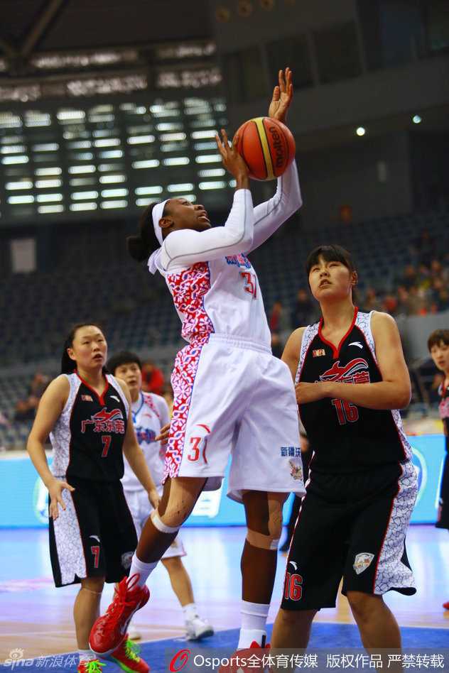 女篮烽火燃动WCBA赛场 众星闪耀第33轮激战 新疆队外援蒂娜-查尔斯在对方严密防守下,依然奋力跃起强攻篮下,展现出超级中锋的统治力。
