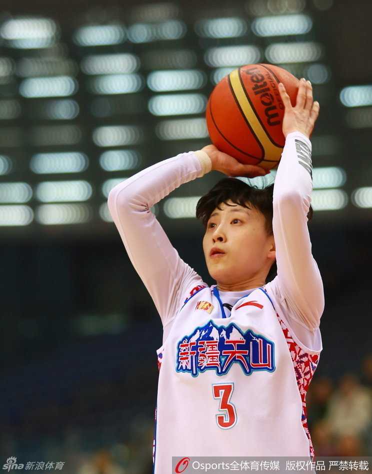 女篮烽火燃动WCBA赛场 众星闪耀第33轮激战 蒂娜-查尔斯背身单打,利用强壮的身体顶开防守队员,完成一次势大力沉的篮下进攻。